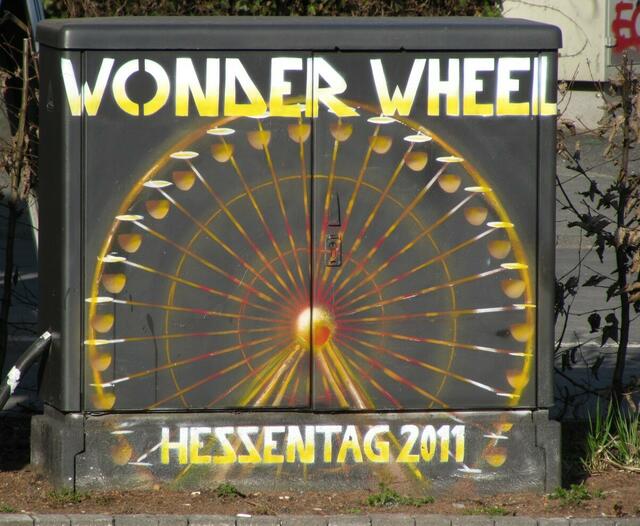 Auch der Stromkasten wirbt für den Hessentag.
