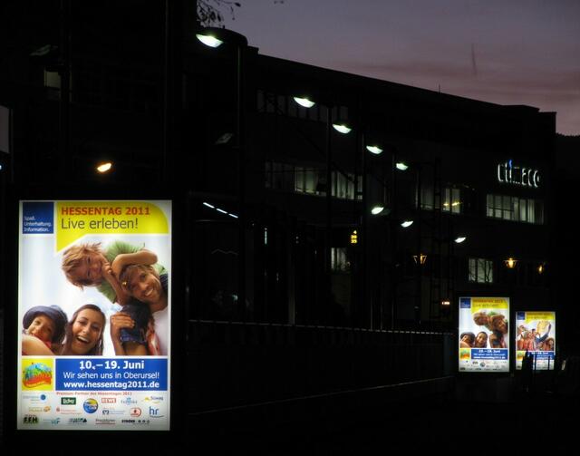 Mehrere Plakate bei einer U-Bahn-Station