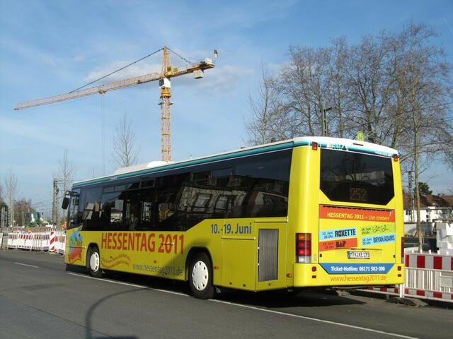 Einer der zwei Hessentagsbusse vor dem Bahnhof