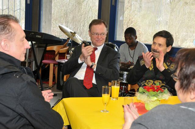 Oberbürgermeister Stephan Weil freut sich mit den Mittelfeldern.