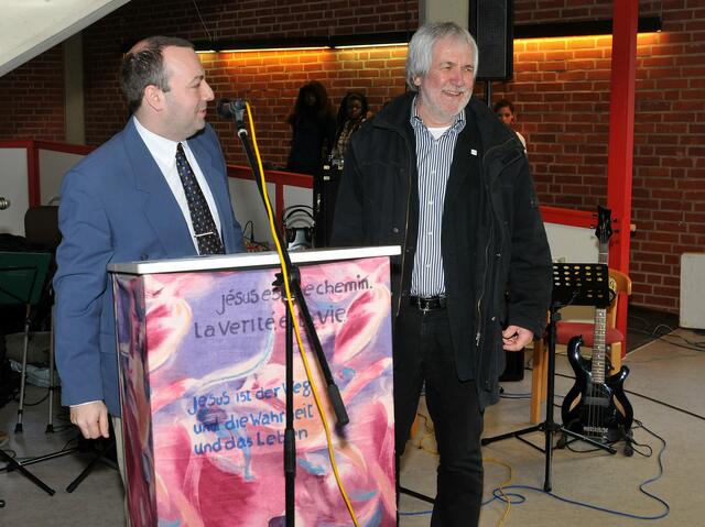 Sascha Glade (links)  dankr den Stadtbezirks-Manager Wolfgang Prauser.
