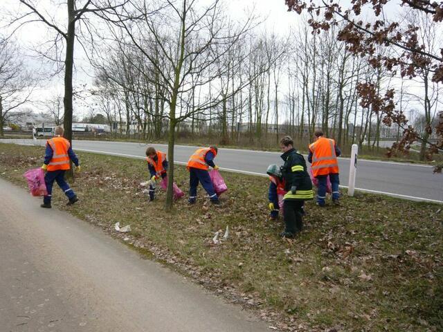 Fleissiges Sammeln an der Schnellwegabfahrt
