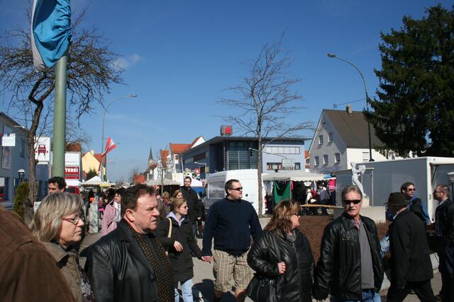 Herrlich blauer Himmel zum Marktsonntag in Königsbrunn