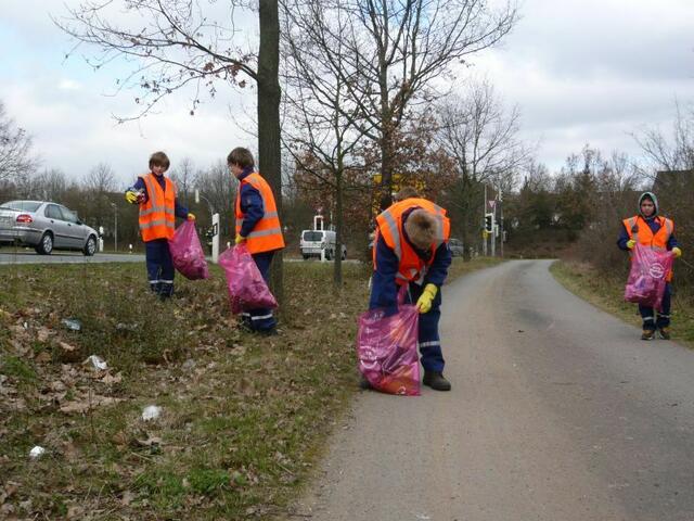 Fleissiges Sammeln an der Schnellwegabfahrt