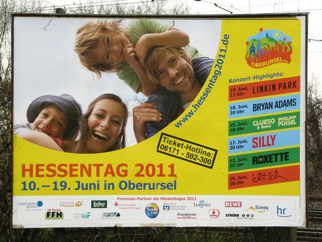 Hessentagsplakat an der Main-Weser-Bahn in Friedberg