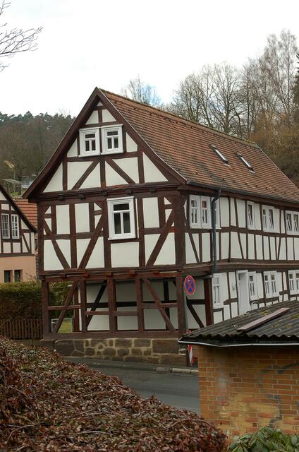Liebevoll restaurierte Fachwerkhäuser beherrschen den Ortskern