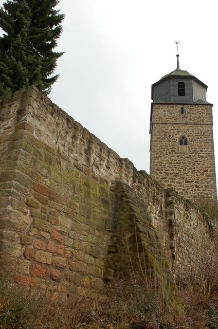 Trutziger Wehrturm hinter starken Mauern