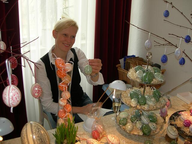 Meike Koch aus Hohenwart und ihre "grünen" Eier