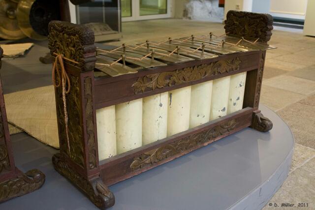 Slenthem, Bestandteil des Gamelan.