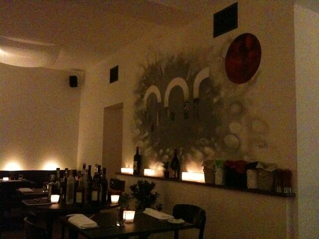 Auch sehr schön: Ein bekannter Münchner Sprayer hat das Logo im Restaurant an die Wand gesprayt