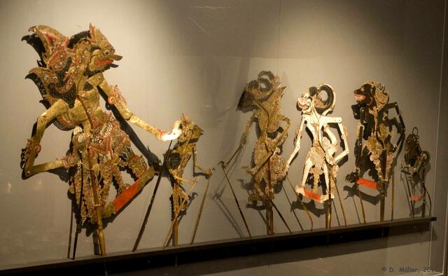 Schattenspielfiguren aus dem Heldenepos Ramayana (Indien).