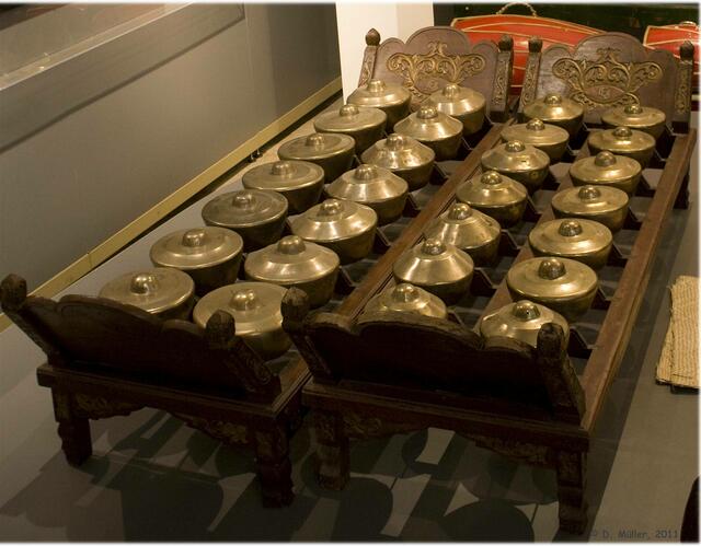 Zwei Bonang, Bestandteil des Gamelan.