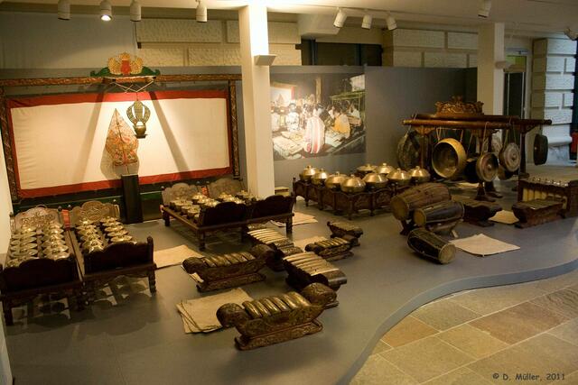 Instrumente eines kompletten Gamelan-Orchesters aus Indonesien, 1994 vom Landesmuseum erworben.
