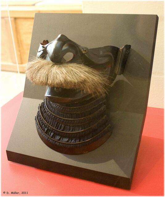 Dieser eindrucksvolle Schnäuzer gehört zur Rüstung eines Samurai, eines japanischen Kriegers.