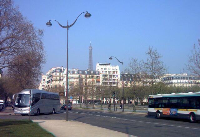 Der Eiffelturm im Hintergrund