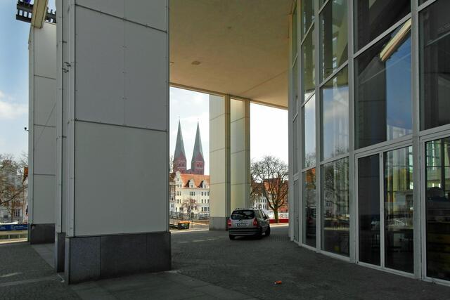 Musik- und Kongresshalle, Blick zur Altstadtinsel mit den Doppeltürmen von St. Marien