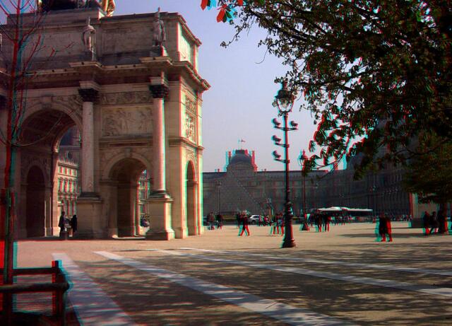 Der Louvre vom Park aus gesehen.