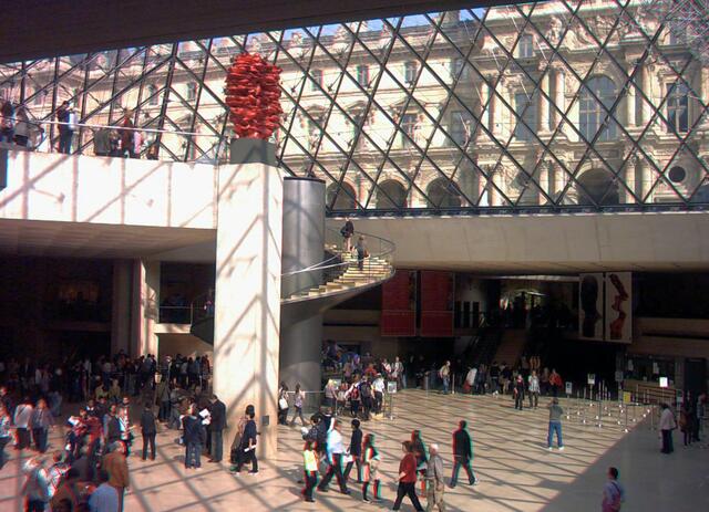 Der Louvre, die Pyramide von innen
