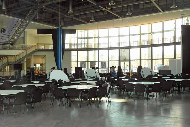 Die MuK bietet bis zu 2.000 Plätze in den Kongressräumen, bis zu 1.900 im Konzertsaal, bis zu 3.500 im Foyer (Foto).