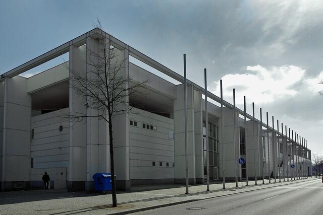Westseite der Musik- und Kongresshalle an der Willy-Brandt-Allee