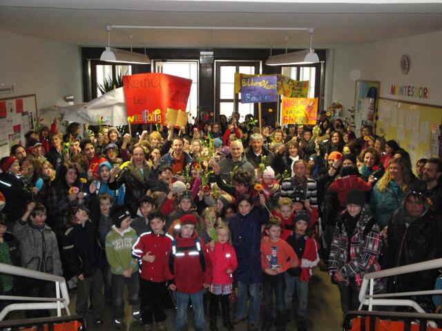 Die bayerischen Montessori-Schulen haben am 17. März 2011 gegen die Einsparungen im Bildungsbereich demonstriert. Auch in der Montessori Weltkinderschule Günzburg fand eine Aktion statt - Foto: Montessori-Verein Günzburg e. V.