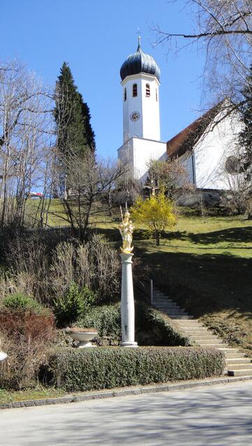 Eine schöne Kirche mit Zwiebelturm und goldenem Engel im Vordergrund konnte man schon unten sehen