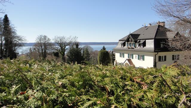 Schöne Landhäuser mit Ausblick auf den See gab's auf dem Weg zu bestaunen