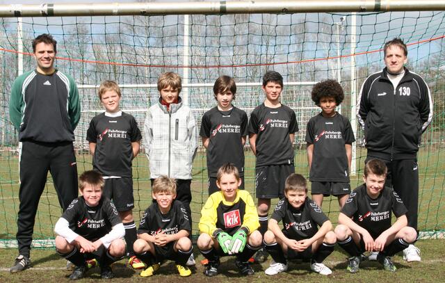 Die Besatzung des Siegeszuges: hinten v.l.n.r.: Marcus Hoffmann (Trainer), Joshua, Fynn, Leon, Fabijan, Felix, Lars Klingenberg (Co- Trainter), vorne v.l.n.r. Marcel C, Marcel W, Waldemar, Michael und Jack | Foto: Mathias Mollenhauer