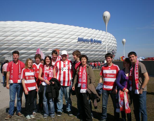 Vor dem Spiel stellten sich die Bayern-Fans der Kolpingsfamilie Meitingen für ein Erinnerungsfoto vor der Allianz-Arena auf.