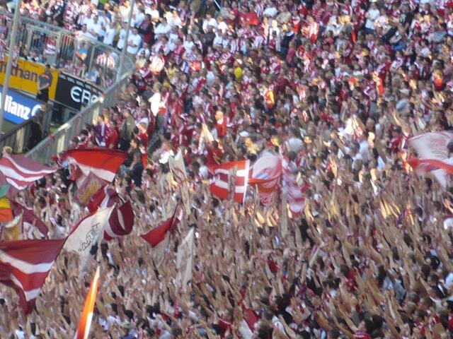 Die Bayern Fans in der Südkurve