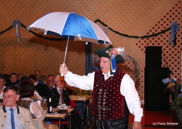 14. Kissinger Starkbierfest 2011 - Fördervereinsvorstand Hermann Habersetzer auf dem Weg zu Bürgermeister Wolf