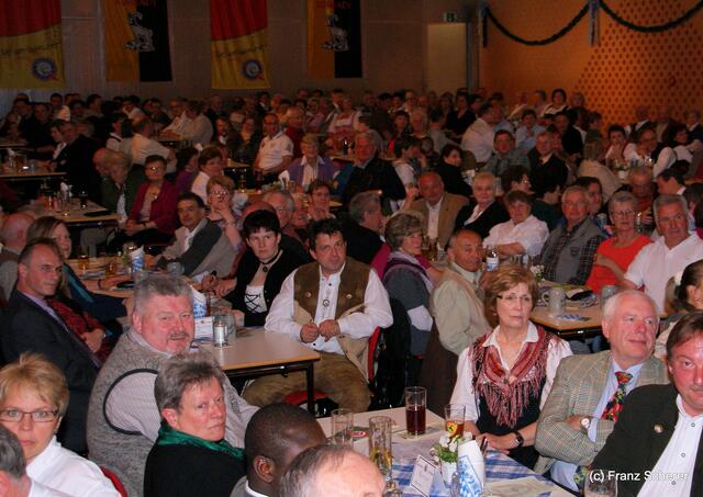 14. Kissinger Starkbierfest 2011 - Blick in den voll besetzten Erlebachsaal der Kissinger Paartalhalle