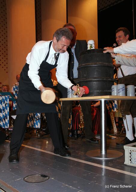 14. Kissinger Starkbierfest 2011 - Ein schwarz gekleideter Kissinger Bürgermeister - ob das gutgeht?