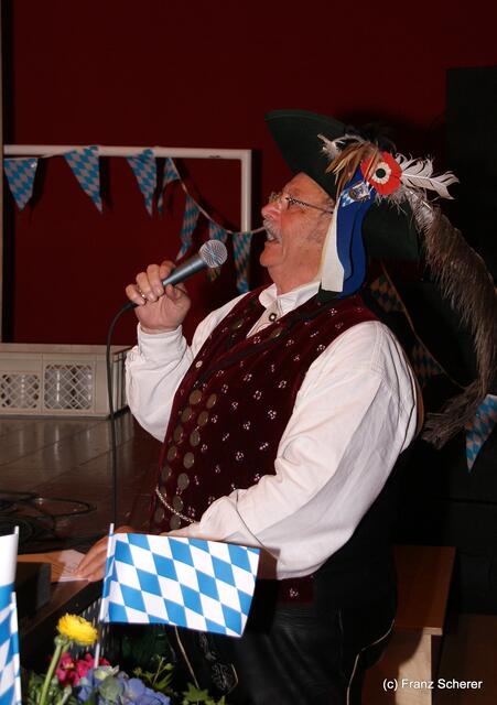 14. Kissinger Starkbierfest 2011 - Hermann Habersetzer beim Verkauf seiner Melkmaschine
