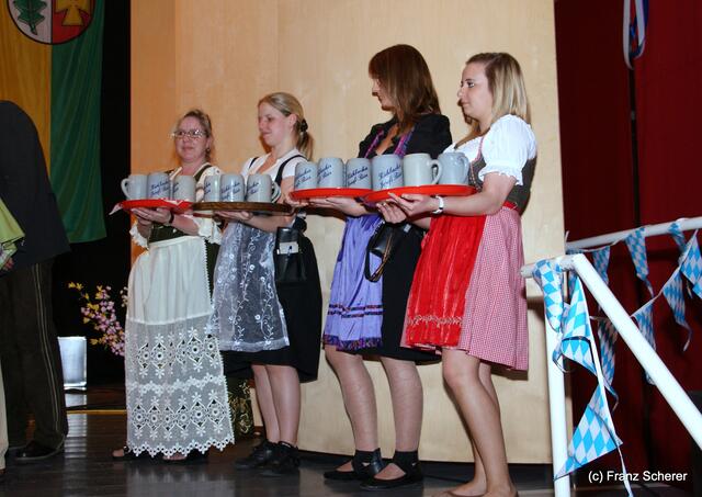 14. Kissinger Starkbierfest 2011 - Der erste Peccator wird im Krug serviert