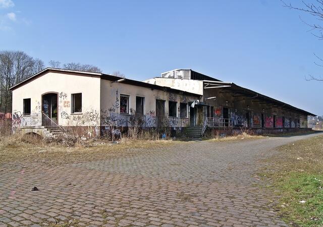 Der Güterschuppen ist auch total zerstört. Aufnahme vom 15.03.11