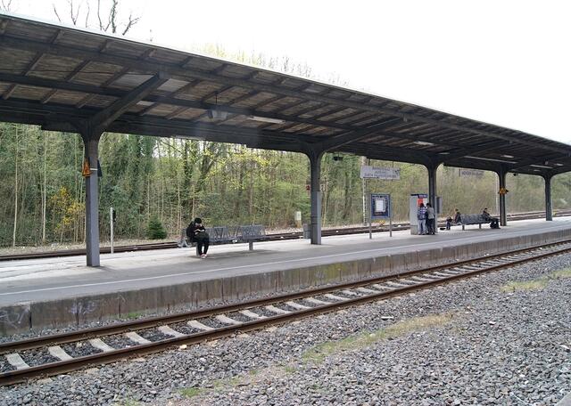 Ein Fahrkartenautomat und ein Entwerter sind vorhanden, sofern nicht durch Zerstörung mal wieder ausser Betrieb gesetzt
