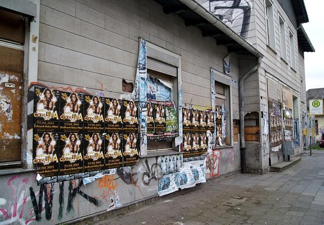 Einladender Anblick - Wilde Plakatierungen an der gesamten Stadtseite
