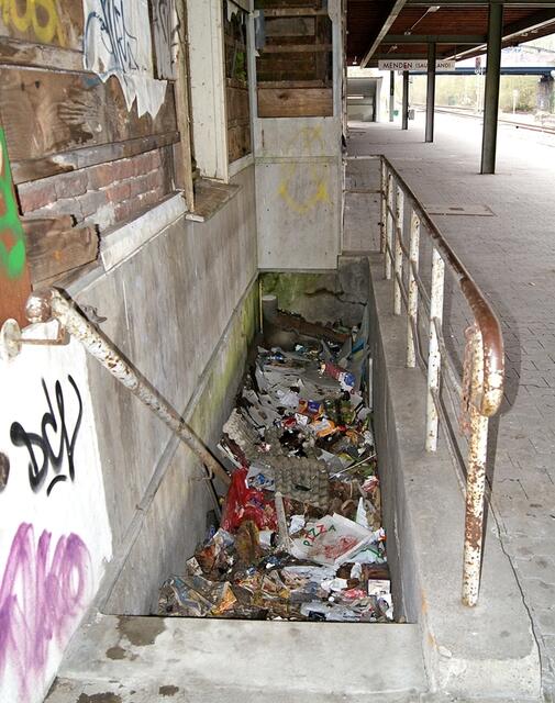 Die Kellertreppe und beschädigte Wände