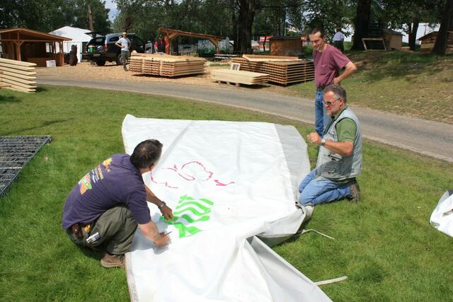08.06. Abziehen des Ausstellungslogos von der Zeltplane
