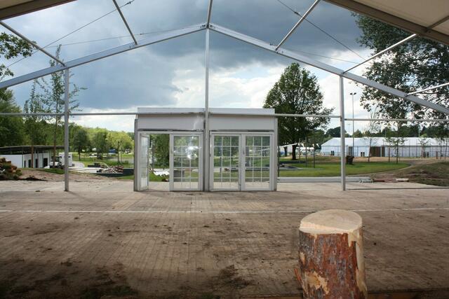 11.06. Wo das "grüne Restaraunt" war, stehen nur noch ein Gerippe und die Türen.