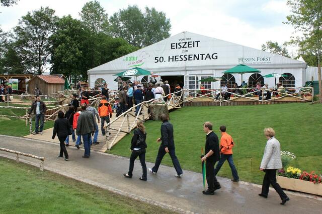 30.05. Viele Leute besuchen das Diorama.