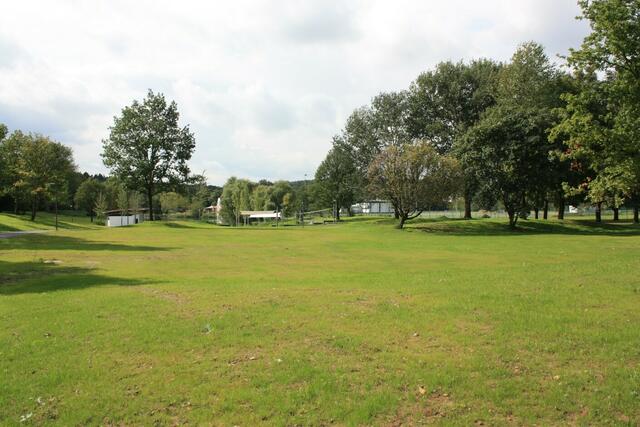 10.09. Es ist Gras über das Ausstellungsgelände gewachsen.