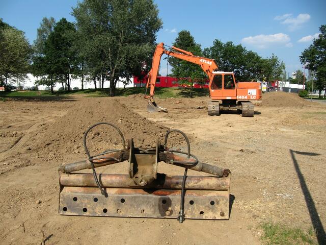 03.07. Ein Bagger planiert das Gelände.