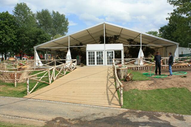 08.06. Die Seitenwände vom Dioramazelt verschwinden.