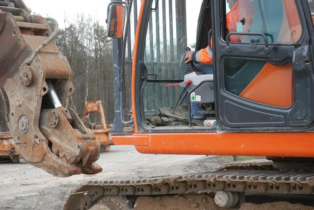 dinosaurier auf der autobahn   03 Auch große maschinen wurden angegriffen.