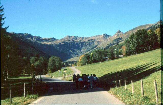 Wandergruppe im Schatten