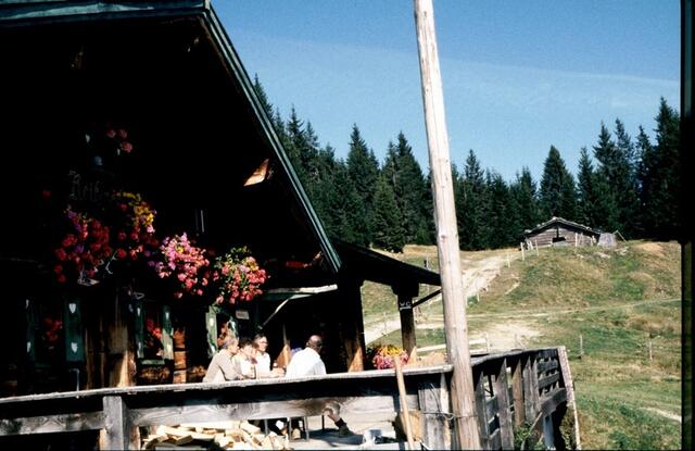 Einkehr in einer Almhütte