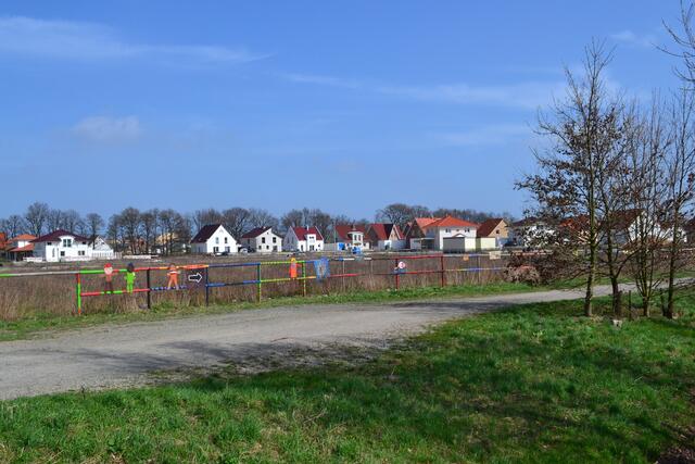 Der Weg am Bach entlang führt direkt zum "Interkulturellen Erlebnispark" an der Pfeifengrasstr. in Kaltenweide. (©Katja Woidtke)