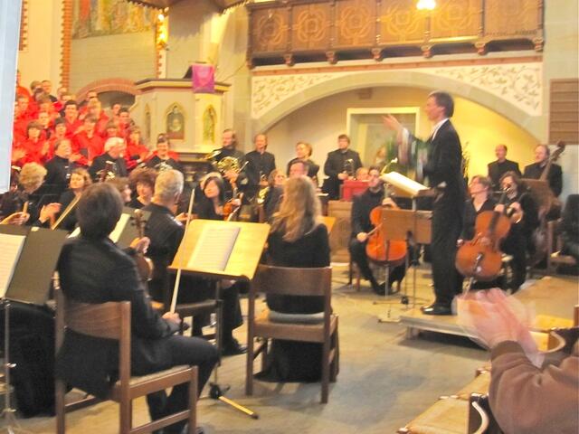 Der Dirigent mit Orchester